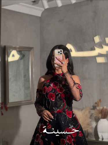 فستان فخم بأوف شولدر من التول الأسود