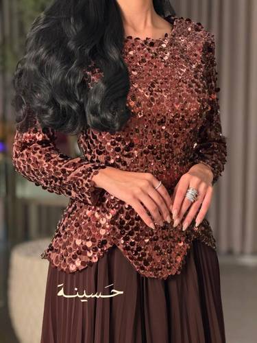 فستان سهرة بني مطرّز بلمعة نحاسية