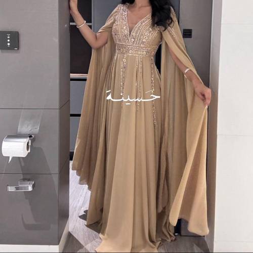فستان سهرة ذهبي بأكمام كاب
