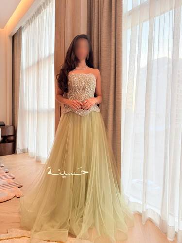 فستان سهرة راقٍ بتصميم كورسيه مطرّز