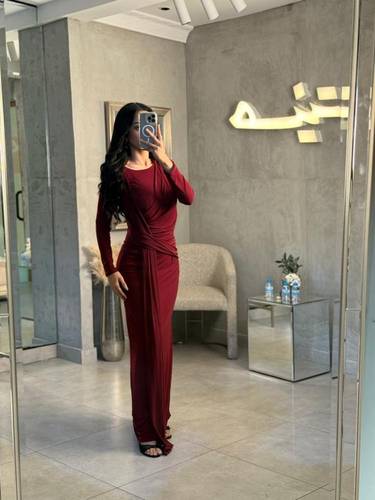 فستان سهرة ناعم بتكسيرات من الامام
