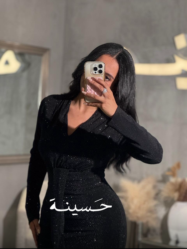 فستان أسود طويل بلمعة ناعمة