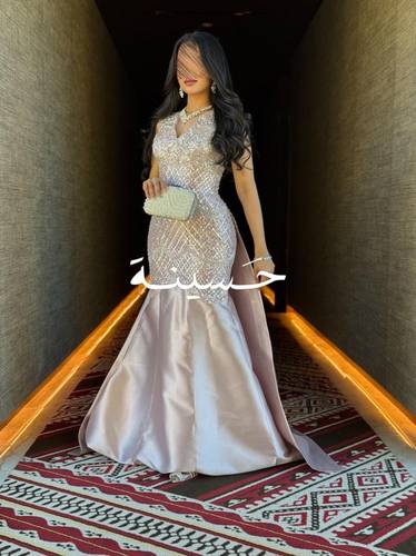 فستان سهره وردي فصوص وذيل خارجي