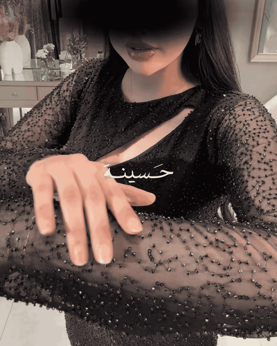 فستان اسود بفتحة صدر