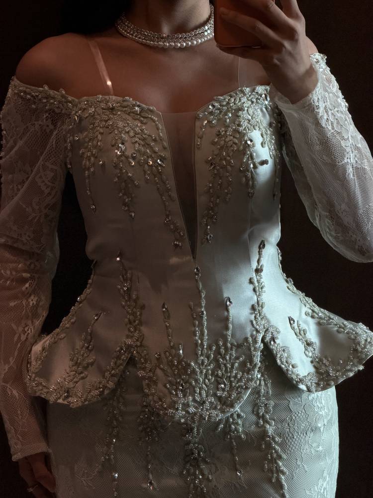 فستان سهرة أخضر فاتح أوف شولدر كورسيه بيبلوم دانتيل مطرز بالكريستال