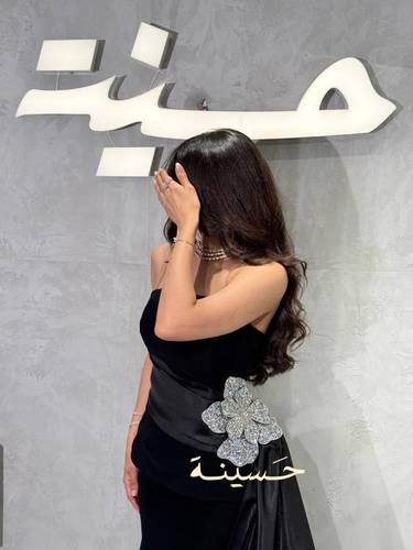 فستان أسود فاخر بتفصيل زهرة كريستالية