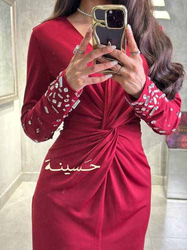 فستان قرمزي ضيّق بملمس فاخر