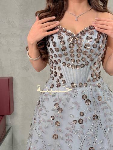 فستان سهرة راقٍ بتفاصيل براقة مطرزة على شكل زهور كريستالية
