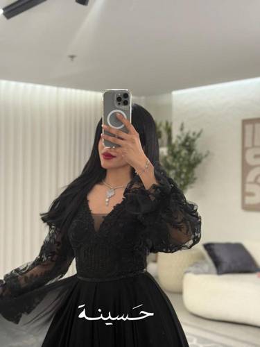 فستان سهرة أسود طويل بأكمام