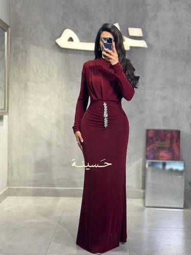 فستان مخملي عودي بتصميم راقٍ