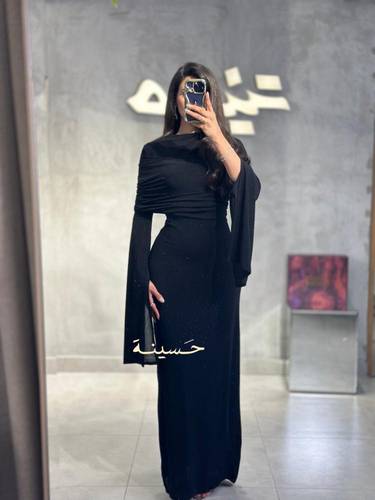 فستان أسود راقٍ بكمّ منسدل