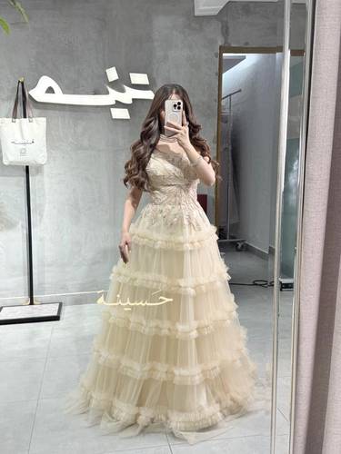 فستان سهرة فاخر بتصميم ملوكي بلون ذهبي ناعم