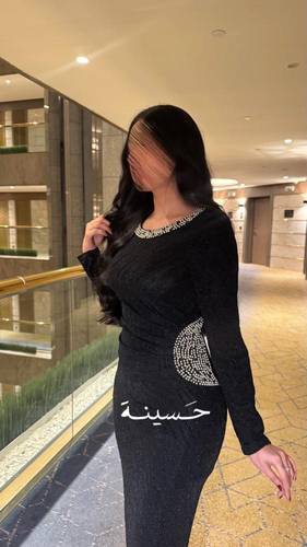 فستان أسود مطرّز بخصر لامع