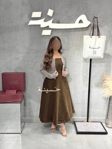 طقم فستان بني دافئ مع جاكيت أنيق