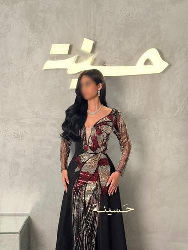 فستان أسود مطرز بتفاصيل لامعة