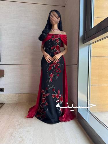 فستان تول أسود مطرّز بالورد الأحمر