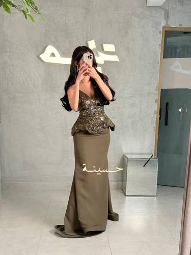 فستان سهرة أخضر زيتوني مطرّز بتصميم ملك