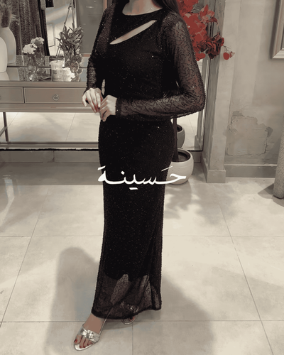 فستان اسود بفتحة صدر