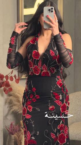 فستان أسود مطرّز بورود حمراء لامعة