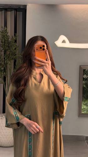 جلابية بتطريز جانبي أخضر وأكمام واسعة