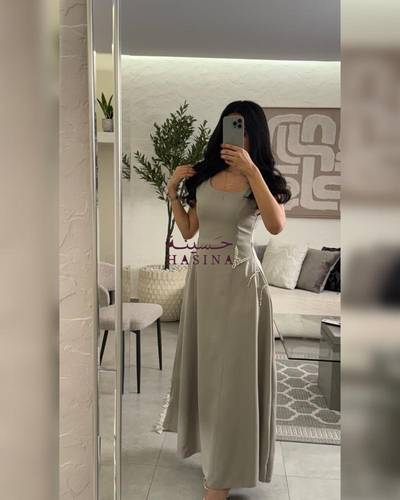 فستان توب فضي بتطريز على الورك