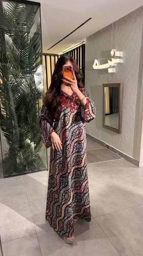 جلابية نقوش مزهرة بتطريز صدري مرجاني 