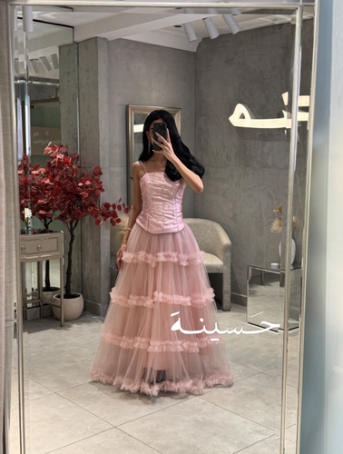 فستان وردي فاتح بكورسيه ناعم مطرّز بلؤلؤ