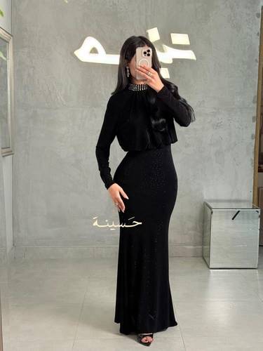 فستان أسود راقٍ برقبة مرصعة