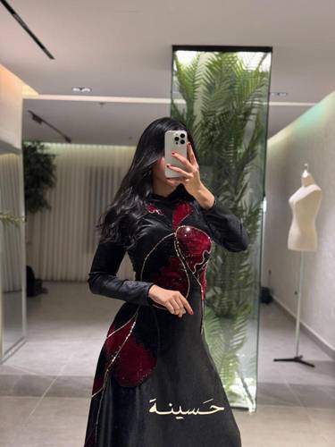 طقم مخمل أسود فاخر بتطريز خمري لامع