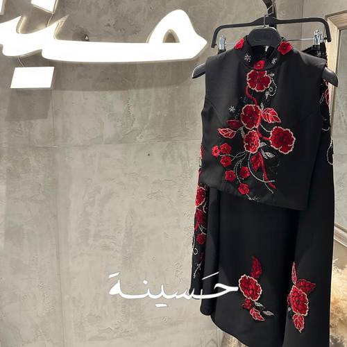 طقم أسود قطعتين، مطرز بورود حمراء وخرز