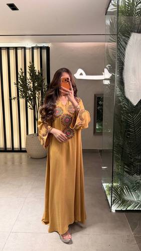 جلابية تراثية مطرزة بلمسة عصرية