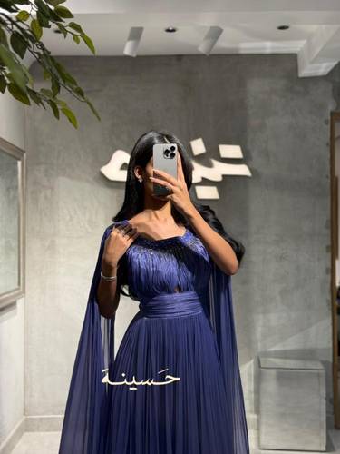 فستان ملكي بكاب حريري ولمسات براقة