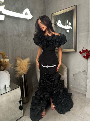 فستان أسود بكشكش فاخر وطابع ملكي