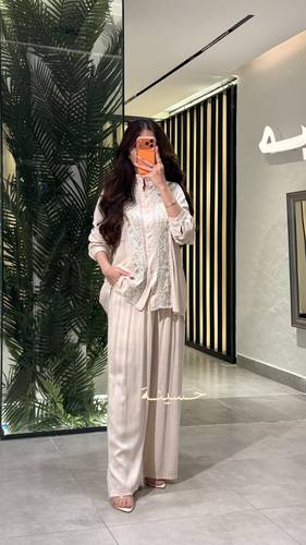 طقم كتان مطرّز بلون رملي