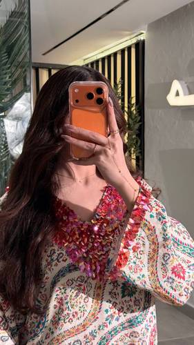 جلابية نقوش مزهرة بتطريز صدري مرجاني 