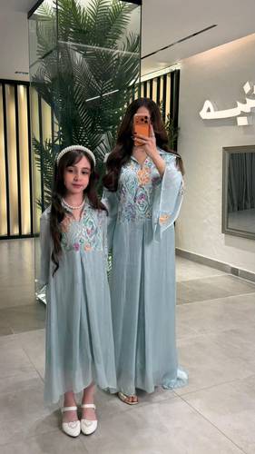 جِلابية عقدُ الزَّعفَران بثلاث ألوان