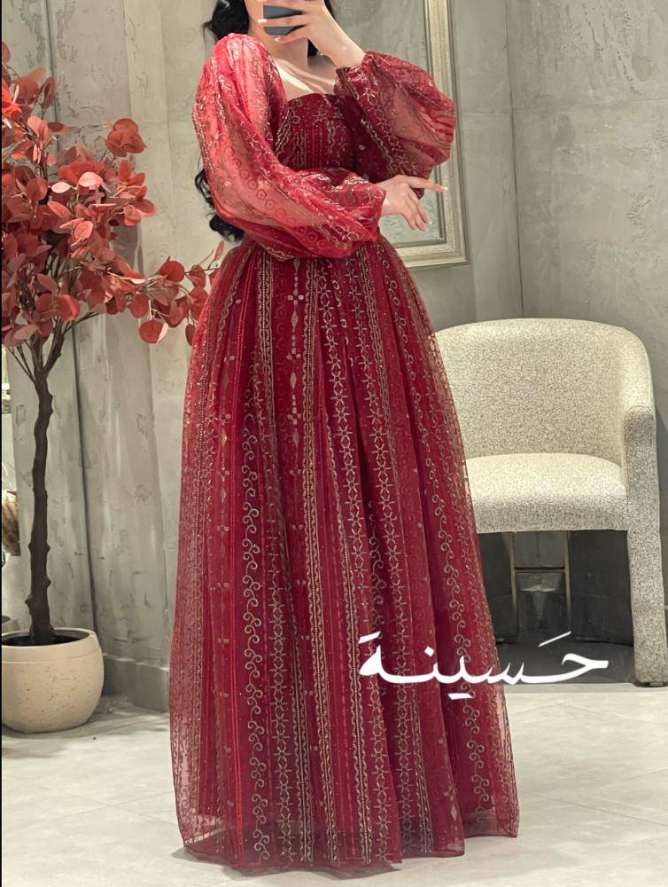 فستان أحمر مطرّز بأكمام منفوخة