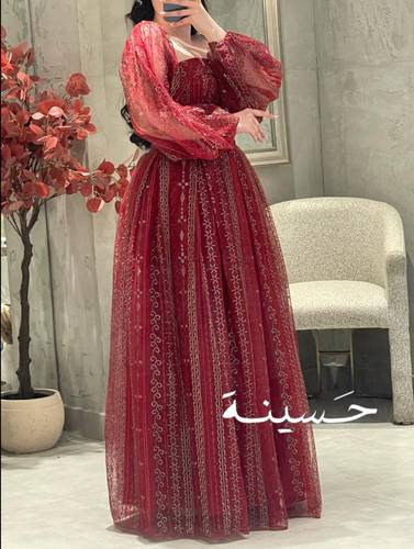 فستان أحمر مطرّز بأكمام منفوخة