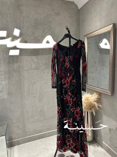 فستان تول مطرز ورد أحمر بأكمام شفافة