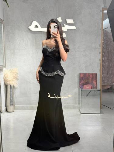 فستان كلاسيكي بتفاصيل كريستالية فاخرة