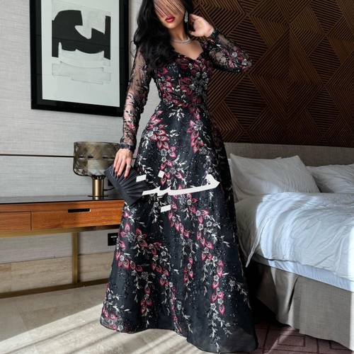 فستان سهره كم طويل اسود بنقش فضي واحمر