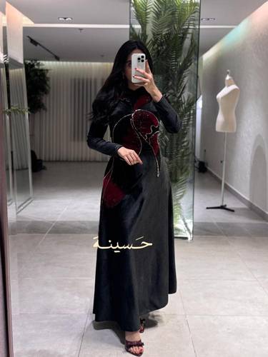 طقم مخمل أسود فاخر بتطريز خمري لامع