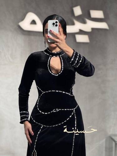 فستان مخملي أسود بفتحة أمامية وتطريزات هندسية
