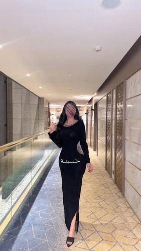 فستان أسود مطرّز بخصر لامع