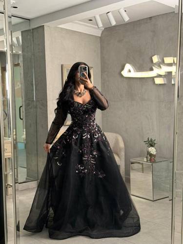 فستان سهرة بتطريز من الاعلى
