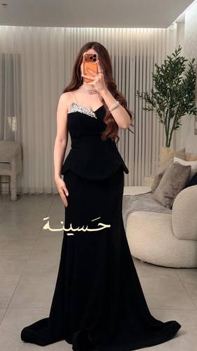 فستان أسود بتفاصيل ألماسية راقية