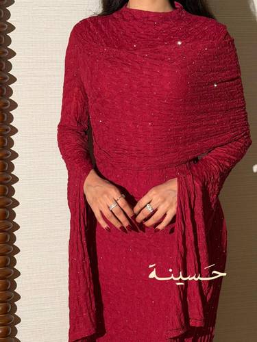فستان مخملي فاخر بقصة ضيقة وانسيابية