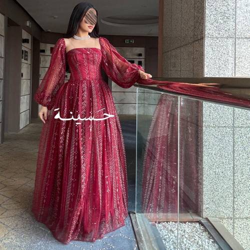 فستان أحمر مطرّز بأكمام منفوخة