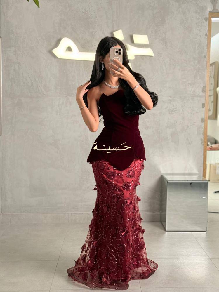 فستان سهرة مخملي فاخر بتطريز يدوي
