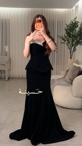 فستان أسود بتفاصيل ألماسية راقية